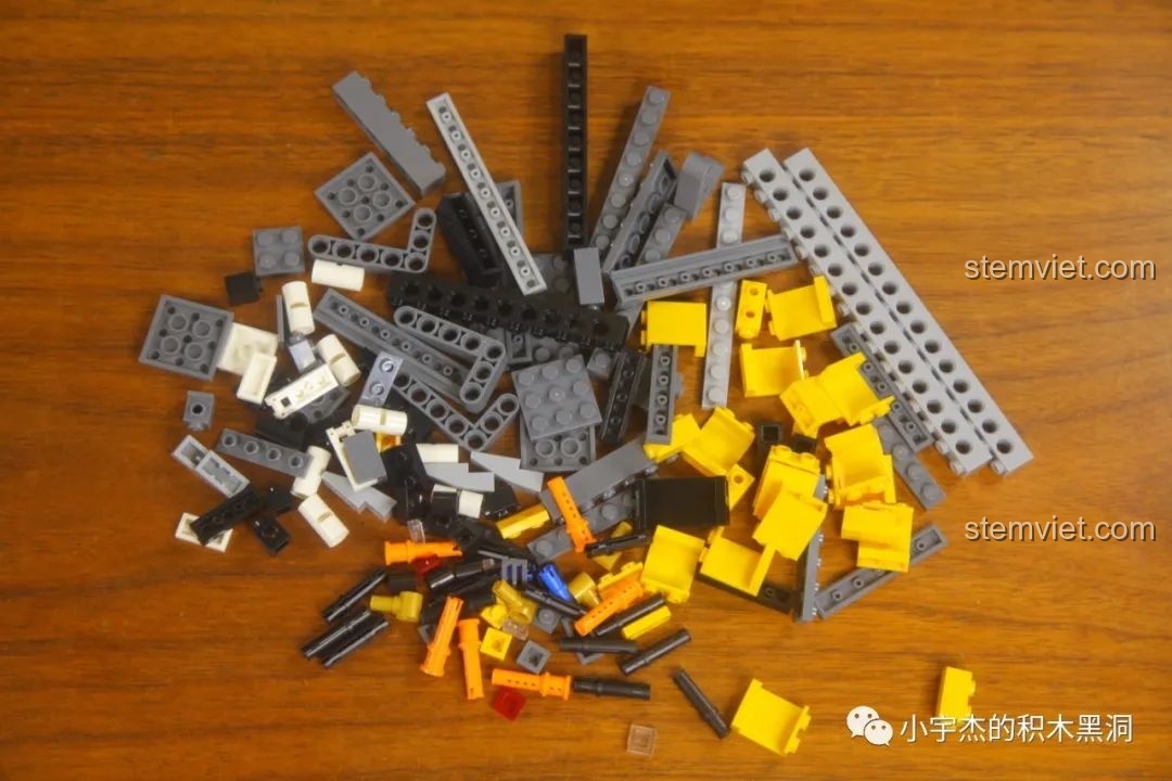 Các chi tiết trong túi số 2 của bộ GUDI 10803, chủ yếu là màu vàng và xám.