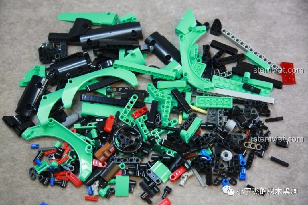 Các chi tiết từ túi số 2 của bộ K-Box 10505 được đổ ra, sẵn sàng cho việc lắp ráp thân xe.