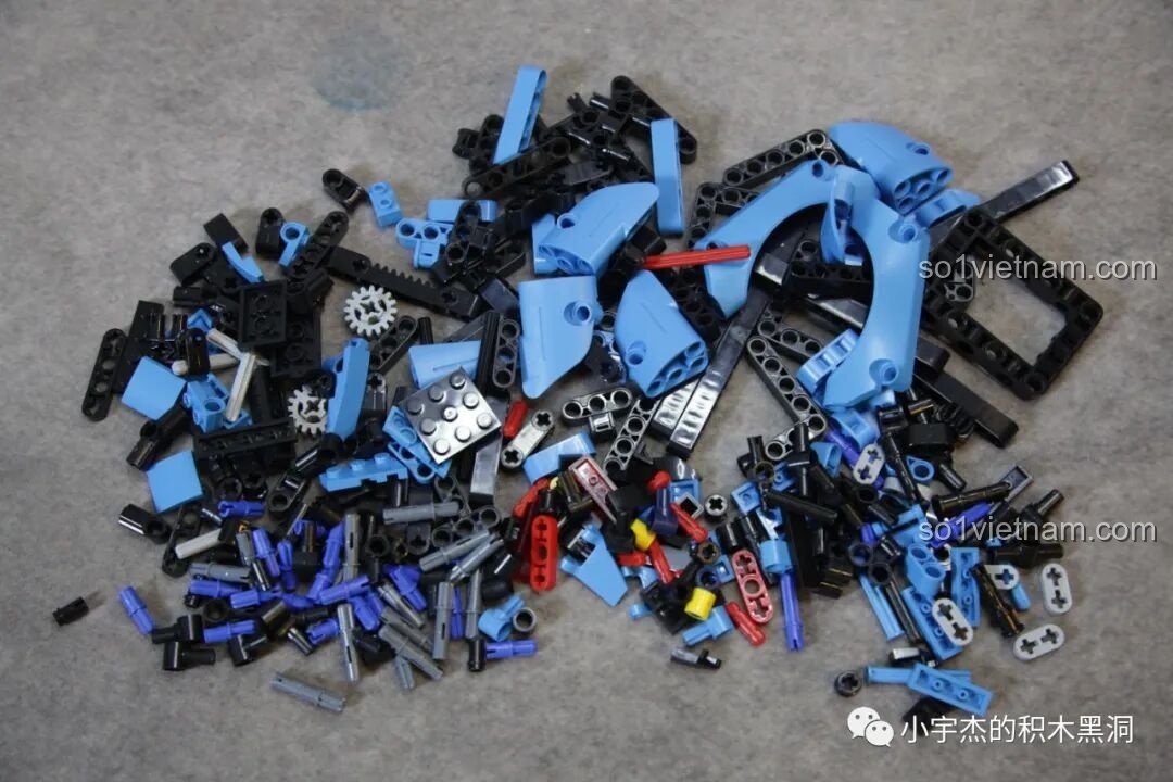 Các mảnh ghép từ túi số 2 của bộ PanlosBrick 673002, bao gồm nhiều chi tiết màu xanh và đen.