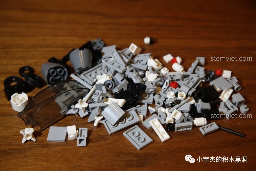 Toàn bộ chi tiết của túi số 2 từ bộ lắp ráp Tiêm kích hạm J-15 202037, chuẩn bị hoàn thiện.