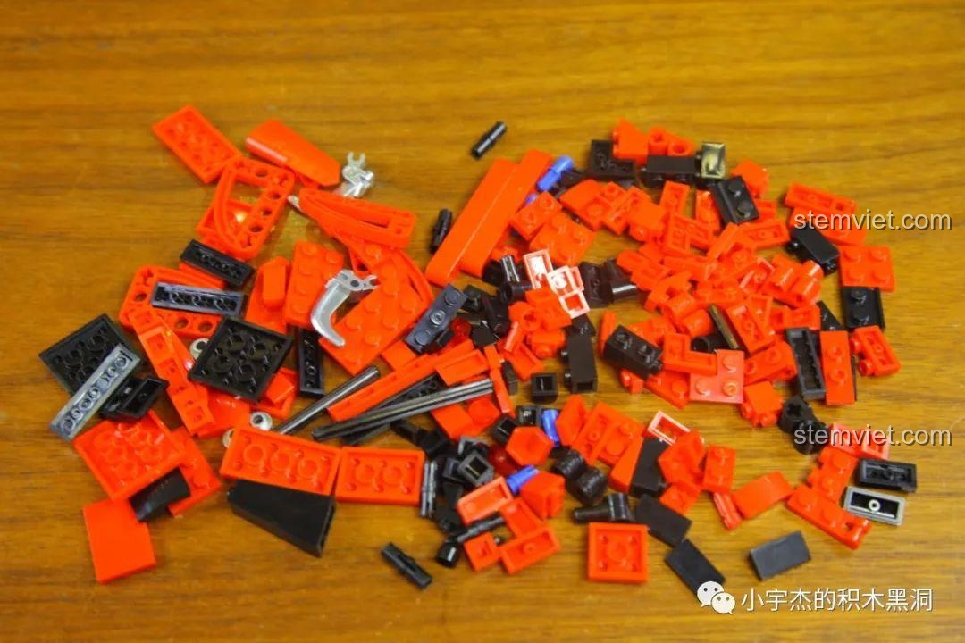 Các chi tiết màu đỏ của túi số 2 bộ xếp hình SEMBO 705701 Ferrari Dino 246 GTS được trải ra.