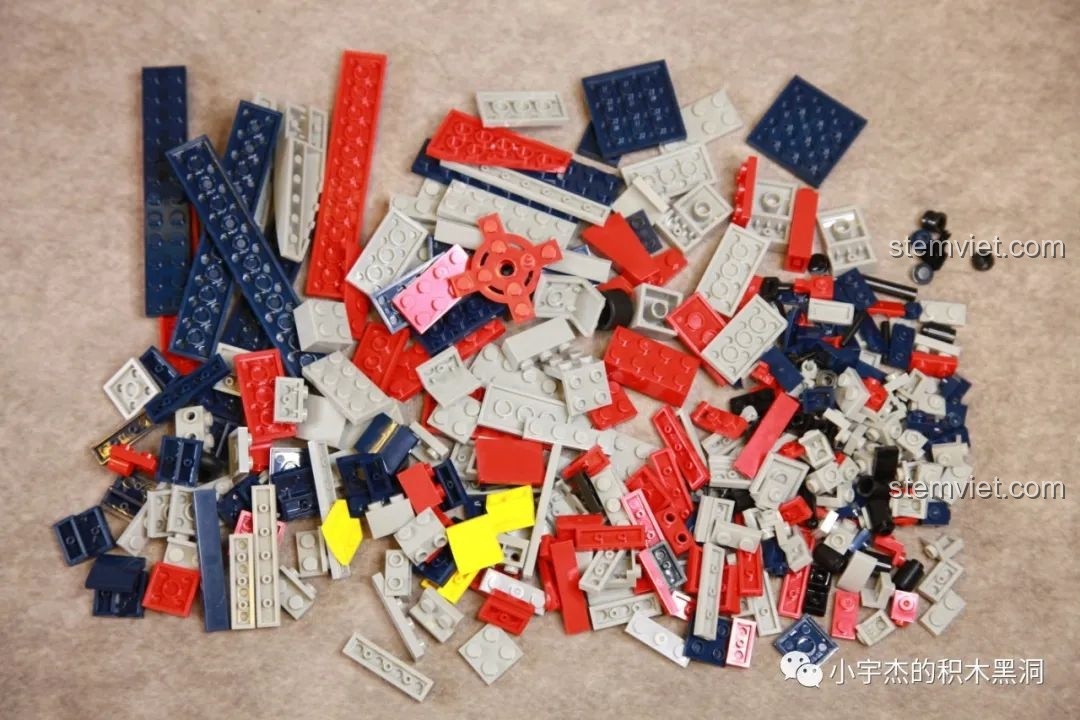 Các mảnh ghép từ túi số 2 của bộ WOMA C0897 với nhiều màu sắc như đỏ, xanh, vàng để tạo điểm nhấn cho đuôi.