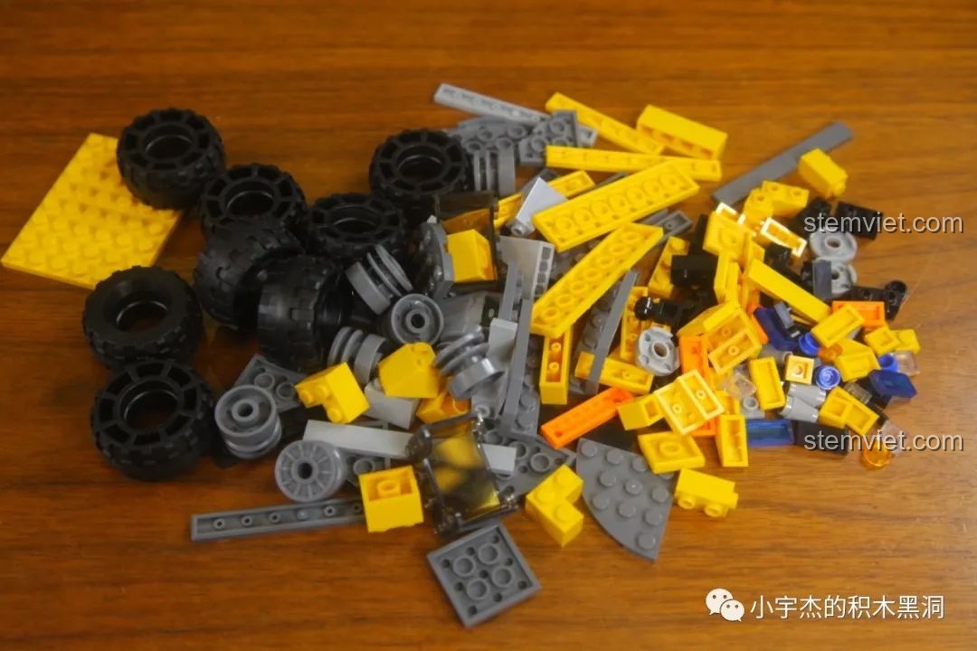 Các chi tiết trong túi số 3 của bộ GUDI 10803, nổi bật là các bánh xe lớn.