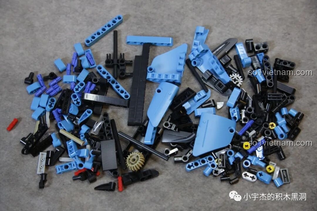 Các mảnh ghép từ túi số 3 của bộ PanlosBrick 673002, với nhiều chi tiết cong và màu sắc đa dạng.