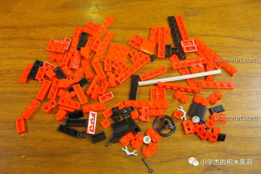 Các chi tiết của túi số 3 bộ xếp hình SEMBO 705701 Ferrari Dino 246 GTS được trải ra.