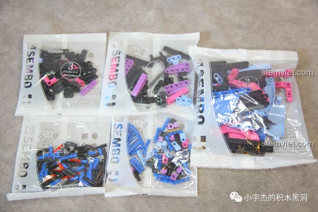 Các túi chi tiết nhỏ bên trong túi số 3 của bộ SEMBO 715006, chứa các mảnh màu sắc.