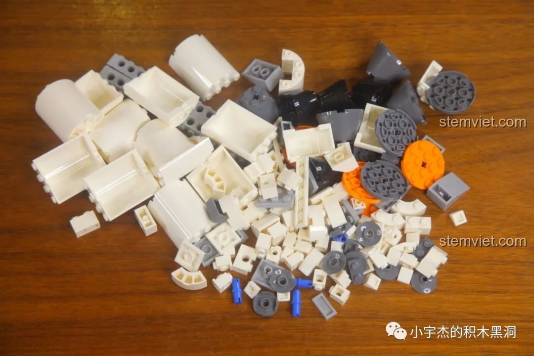 Các chi tiết trong túi số 4 của bộ GUDI 10803, dùng để lắp ráp tên lửa đẩy.