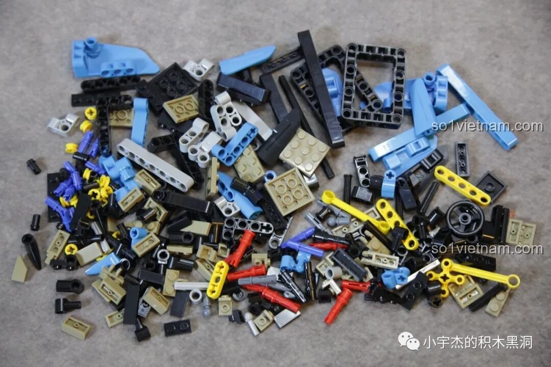 Các mảnh ghép từ túi số 4 của bộ PanlosBrick 673002, bao gồm các chi tiết động cơ và ghế ngồi.