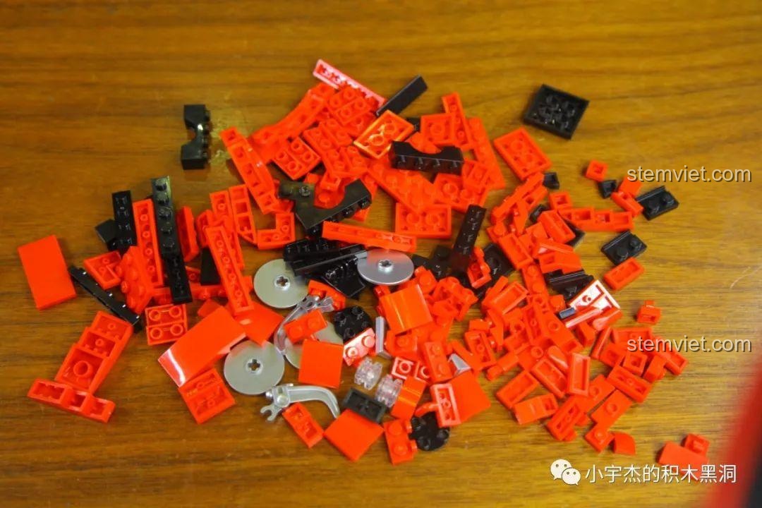 Các chi tiết của túi số 4 bộ xếp hình SEMBO 705701 Ferrari Dino 246 GTS được trải ra.