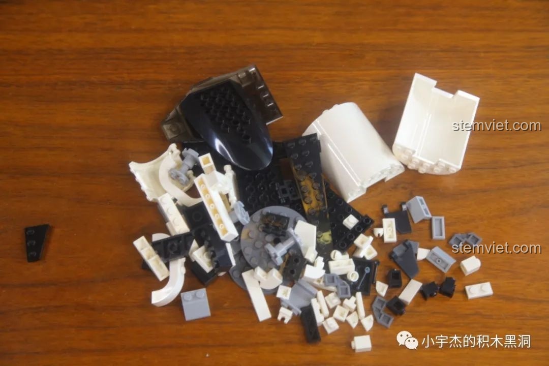 Các chi tiết trong túi số 5 của bộ GUDI 10803, dùng để lắp ráp tàu con thoi.