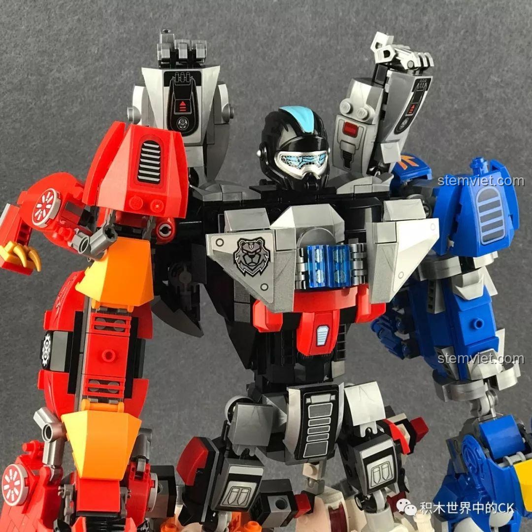 Chi tiết phần vai và tay của Robot Chiến Binh Vô Hạn, một số khớp nối có thể hơi lỏng khi kết hợp.