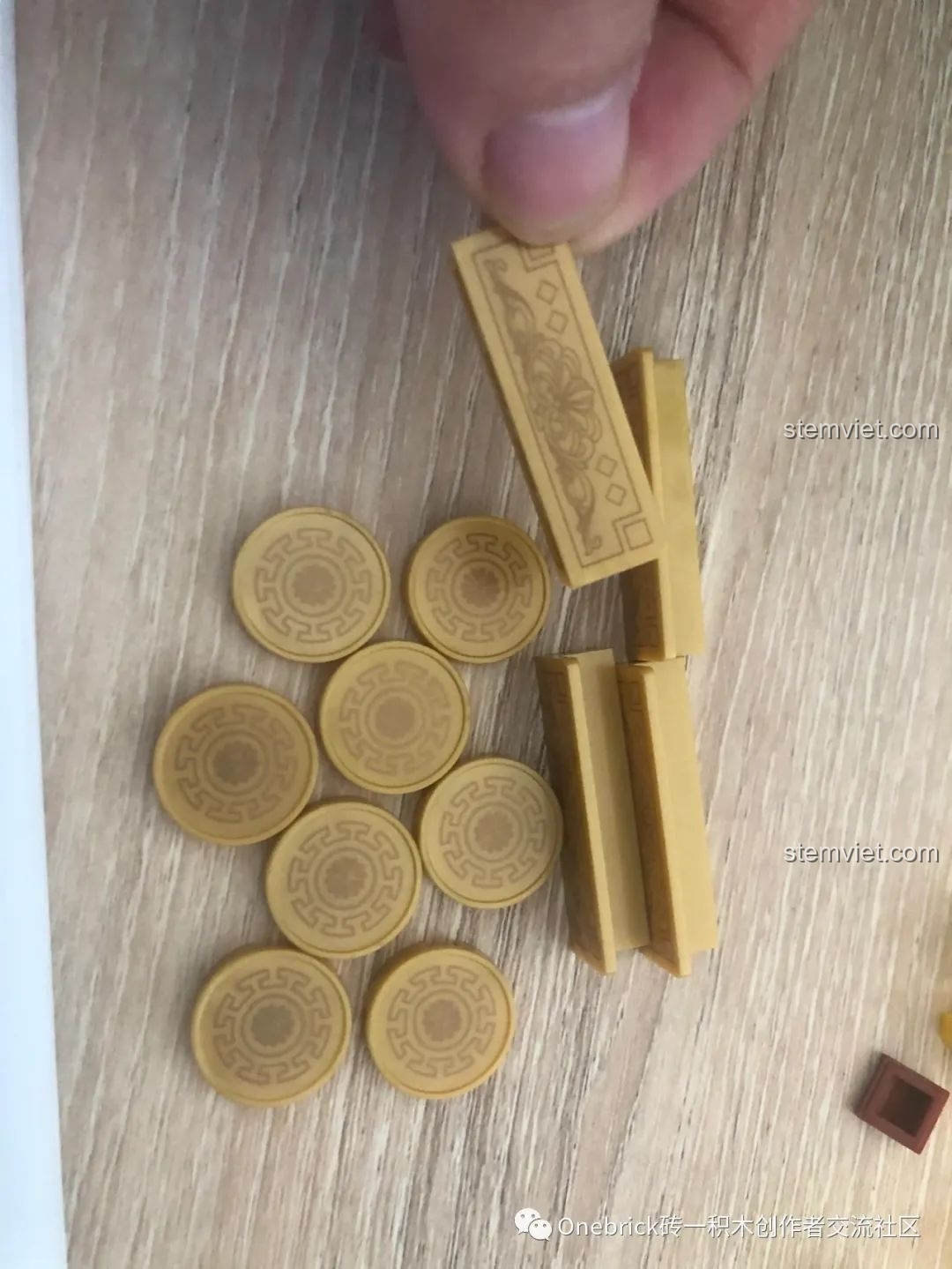 Các chi tiết màu vàng của đồ chơi lắp ráp Sluban M38B0936 Thanh Long Các, chất lượng màu sắc ấn tượng.