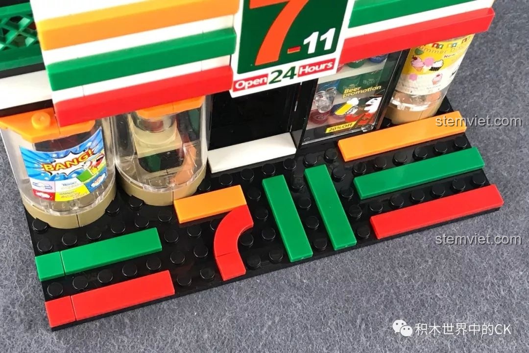 Cận cảnh chi tiết vỉa hè phía trước cửa hàng trong bộ đồ chơi Cửa hàng tiện lợi mini 1017 siêu tiết kiệm, với logo 7-Eleven.