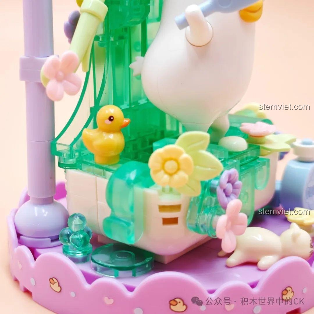 Chi tiết chú vịt cao su màu vàng và các mảnh ghép trong suốt màu xanh lá của bộ SEMBO 612023 Tắm Hoa.