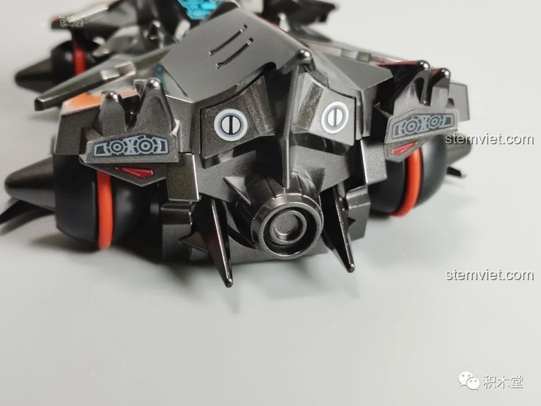 Cận cảnh vô lăng và buồng lái xe Iron Wolf 74013 Enlighten.