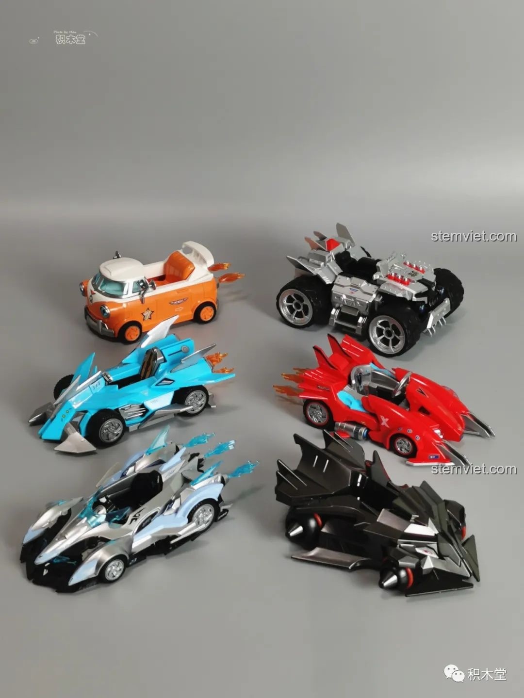 Cận cảnh vô lăng và buồng lái xe Razor 74014 Enlighten.