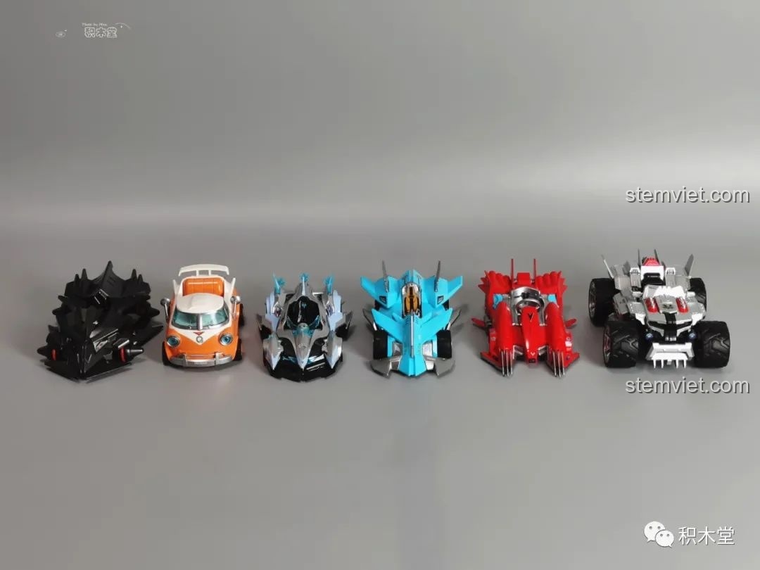 Cận cảnh vô lăng và buồng lái xe White Stallion 74012 Enlighten.