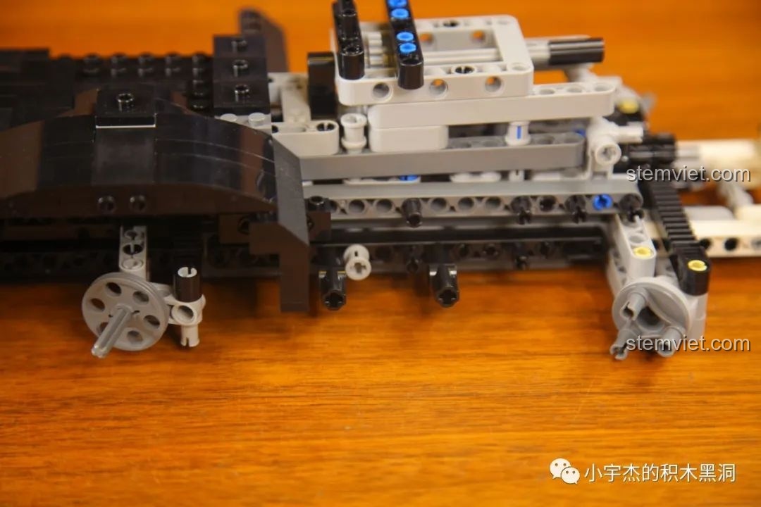 Cận cảnh chi tiết vòm bánh xe của bộ lắp ghép Xe Đầu Kéo Mercedes-Benz Actros 4163 ShineYU YC-QC007, cho thấy sự phức tạp trong thiết kế.