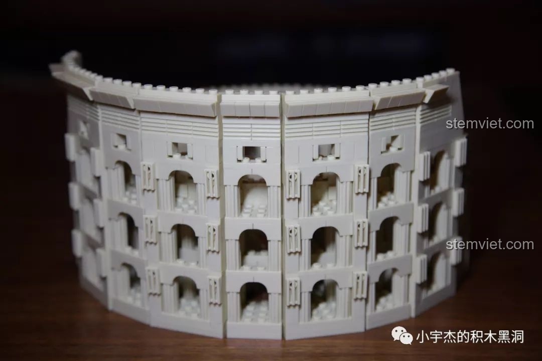 Cận cảnh các chi tiết vòm cung và cột trụ của mô hình WANGE 5225 Đấu trường Colosseum La Mã.