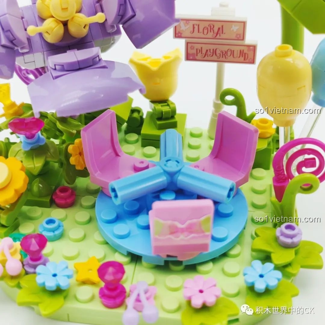 Cận cảnh chi tiết vòng quay ngựa gỗ mini trong mô hình hoa Khu Vui Chơi Đá Quý.