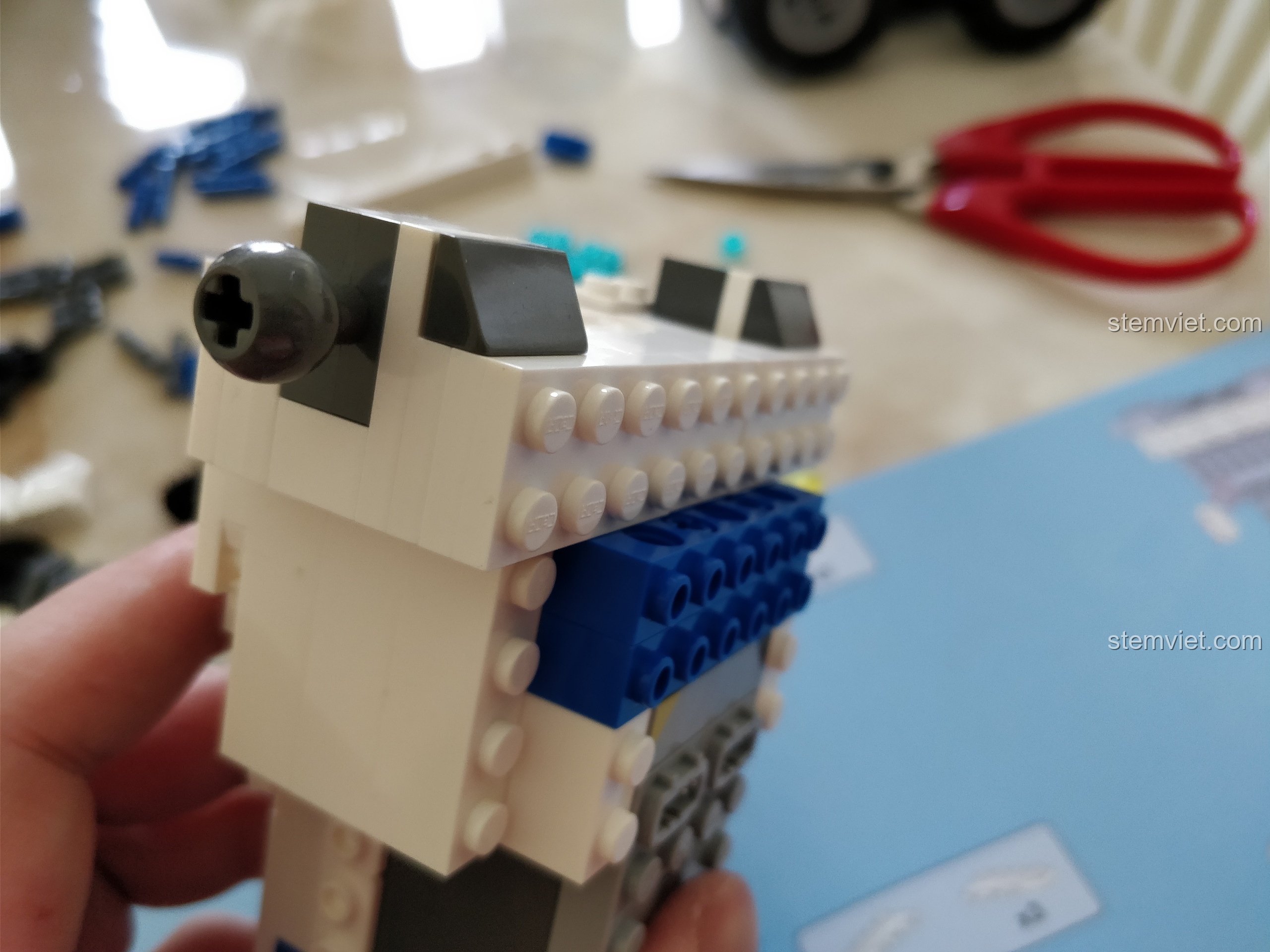 Thân Robot DADA hoàn chỉnh với chi tiết vòng tròn màu xanh trong ở ngực, giống đèn năng lượng.