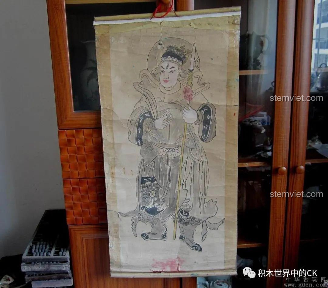 Chi tiết vũ khí và thân trên của mô hình Dương Tiễn Zhegao QL2302, với các họa tiết trang trí.