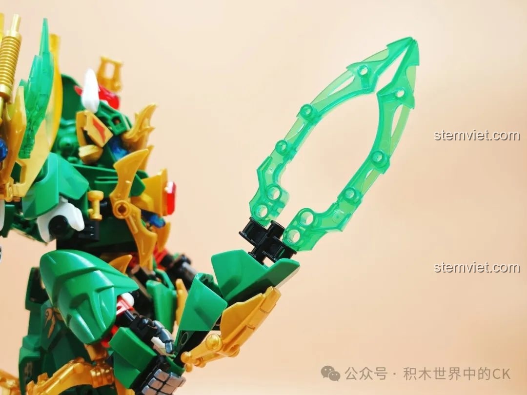 Cận cảnh vũ khí của Mecha Thanh Long, được làm từ các mảnh ghép trong suốt màu xanh lá cây.