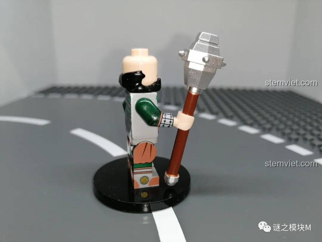 Góc nhìn từ bên cạnh của minifigure Hứa Chử, tập trung vào chi tiết cây chùy và phần râu đặc trưng.