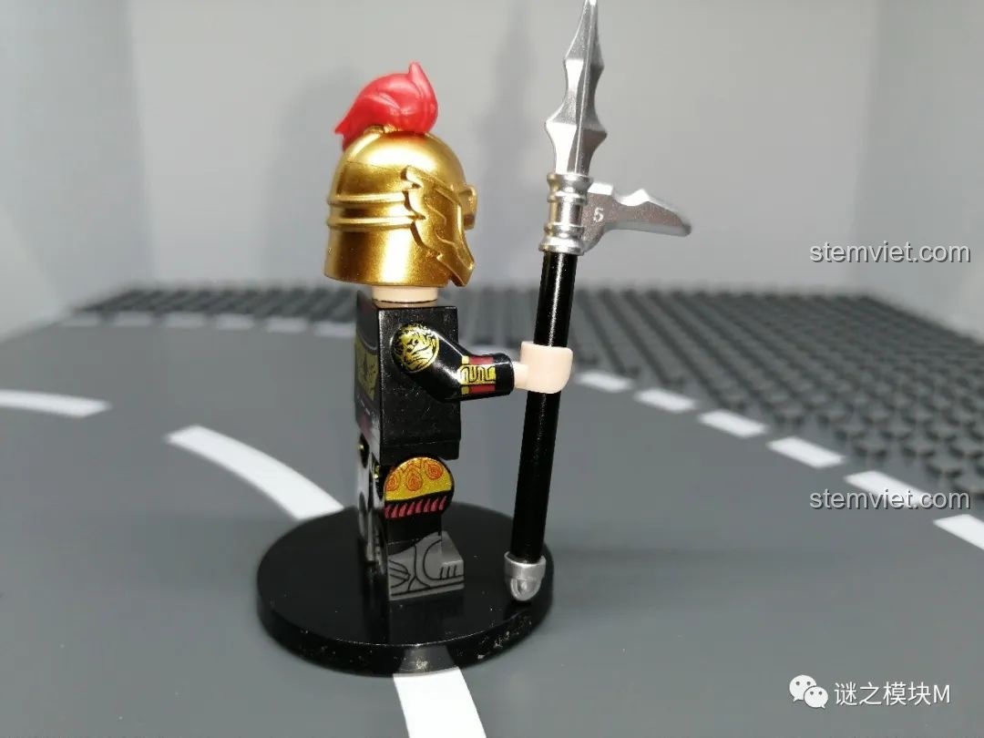 Góc nhìn từ bên cạnh của minifigure Lã Mông, tập trung vào chi tiết cây kích và giáp tay.
