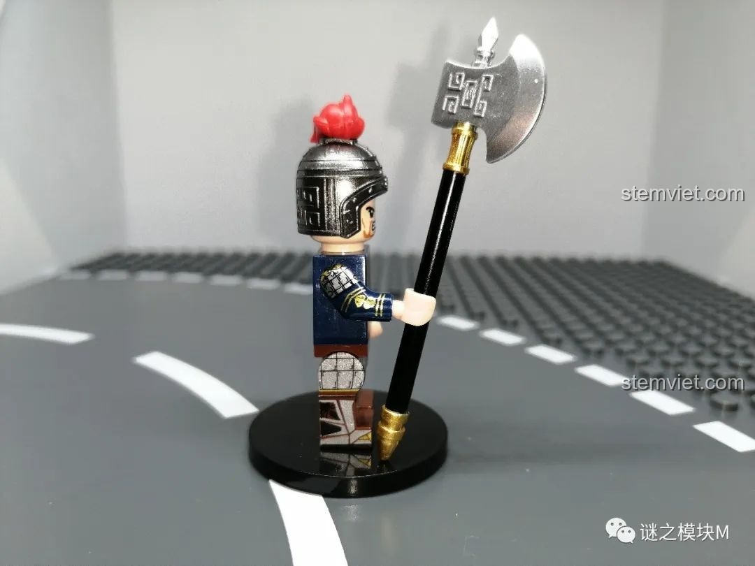 Góc nhìn từ bên cạnh của minifigure Từ Hoảng, tập trung vào chi tiết cây búa chiến được tạo hình công phu.