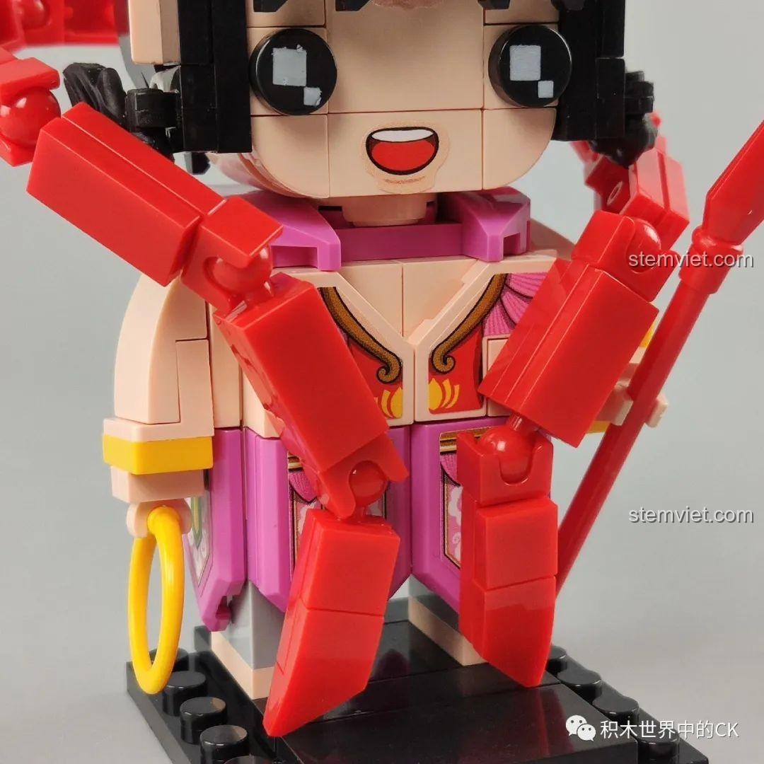 Chi tiết vũ khí và tay của mô hình Na Tra Zhegao QL2300, thể hiện sự linh hoạt.