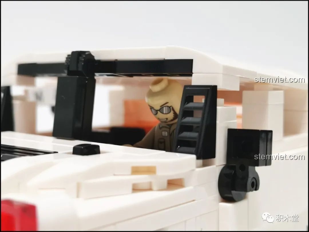 Một chi tiết vui nhộn của mô hình CaDA C55022 là minifigure không thể ngồi vào ghế lái nếu không tháo đầu ra.