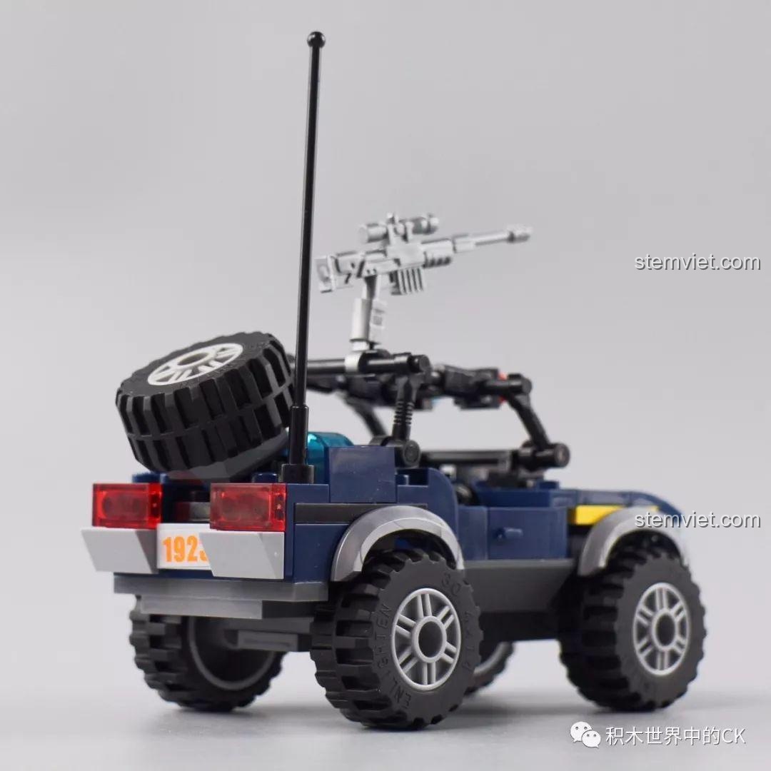 Chi tiết xe cảnh sát (mặt bên) trong bộ đồ chơi Cảnh sát Qman 1923