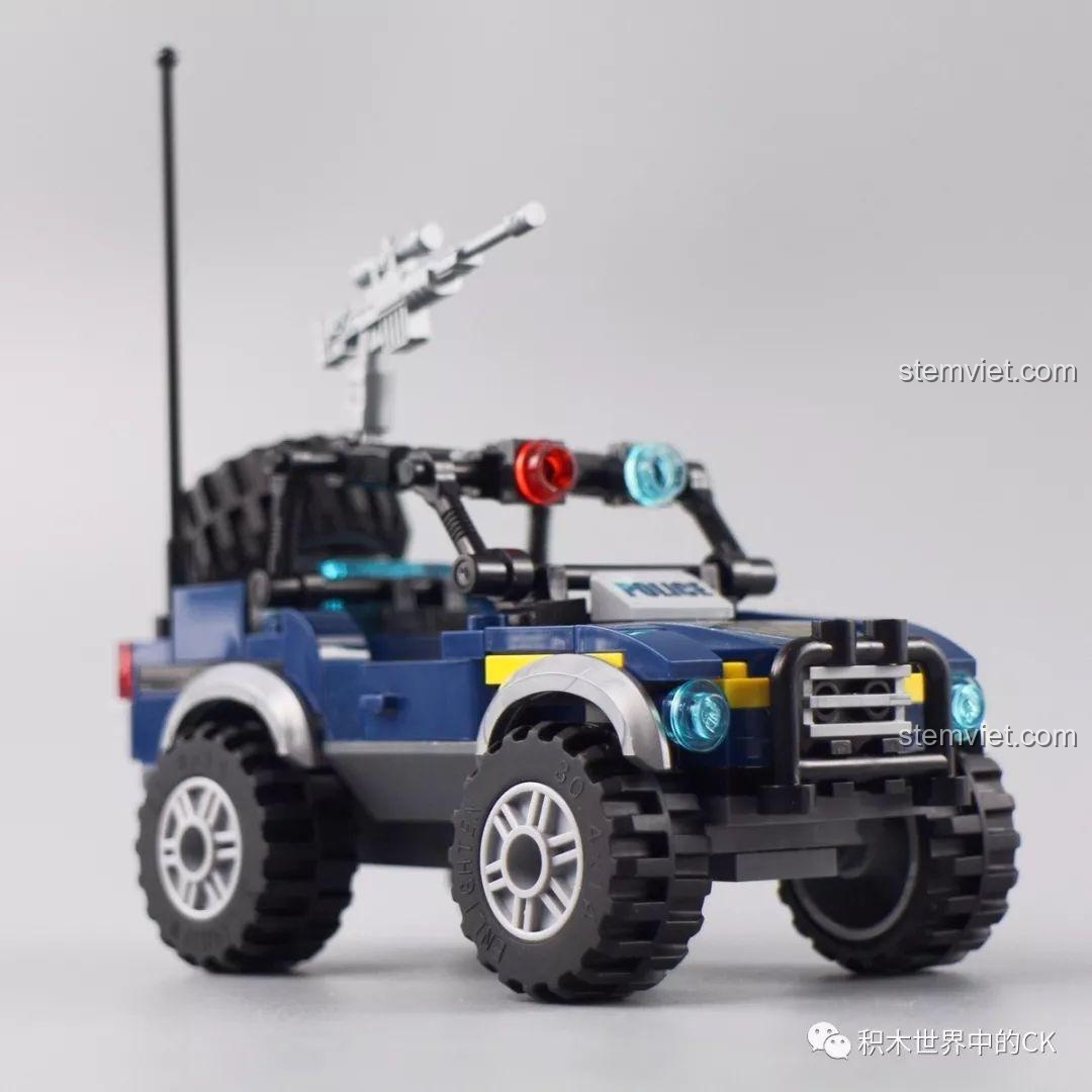 Chi tiết xe cảnh sát (mặt sau) trong bộ đồ chơi Cảnh sát Qman 1923