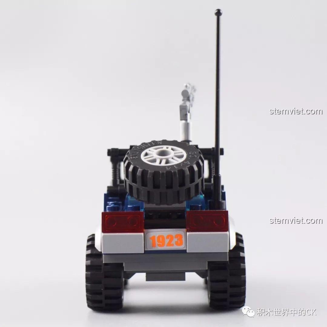 Chi tiết xe cảnh sát (mặt trước) trong bộ đồ chơi Cảnh sát Qman 1923