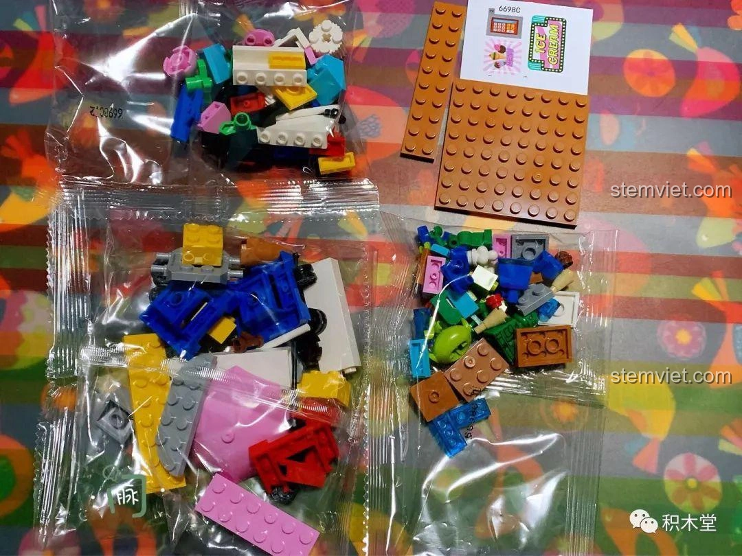 Các mảnh ghép của bộ lắp ráp Xe Đẩy Kem và Xe Đụng của Alien và Green Soldier, với nhiều màu sắc pastel.