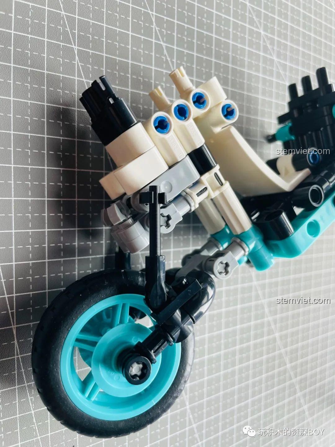 Cận cảnh các chi tiết của mô hình xe điện ZHEGAO QL1265, thể hiện độ hoàn thiện cao.