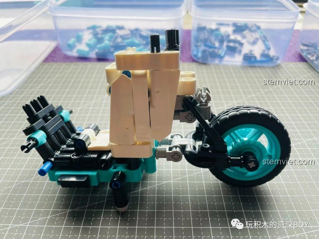 Cận cảnh các chi tiết của mô hình xe điện ZHEGAO QL1266, thể hiện độ hoàn thiện cao.