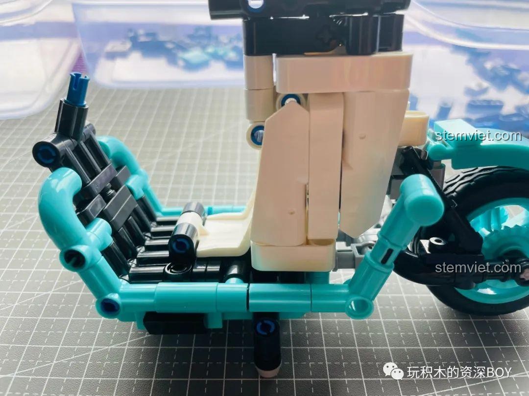 Cận cảnh các chi tiết của mô hình xe điện ZHEGAO QL1267, thể hiện độ hoàn thiện cao.