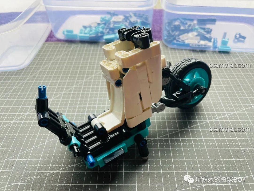 Cận cảnh các chi tiết của mô hình xe điện ZHEGAO QL1268, thể hiện độ hoàn thiện cao.