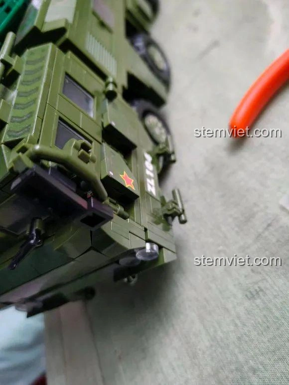 Chi tiết xe tải quân sự của mô hình Xe Tên Lửa Đạn Đạo Đông Phong-17 CAYI 2282, sắc sảo.