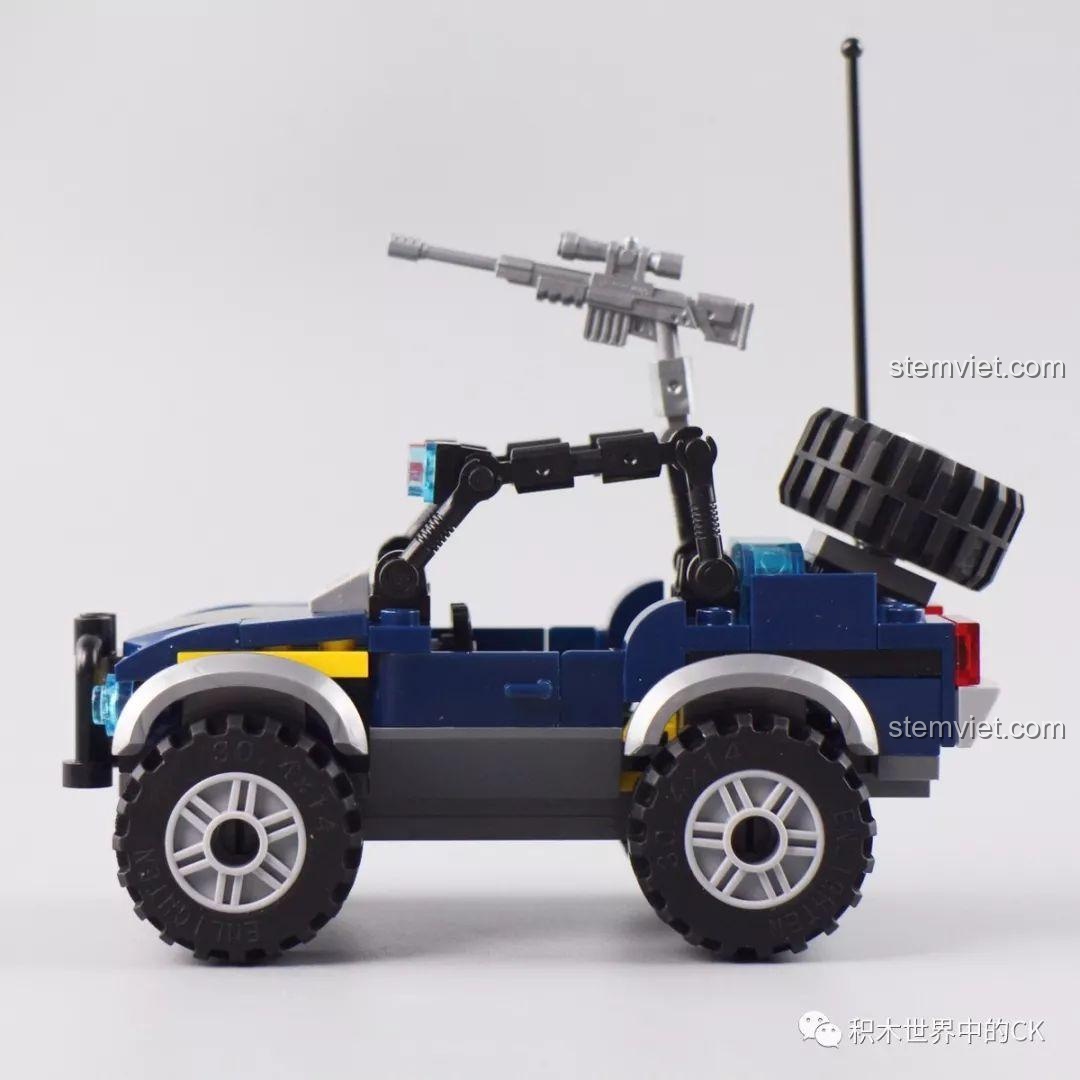 Chi tiết xe truy bắt gấu (cơ chế mở cửa chuồng) trong bộ đồ chơi Cảnh sát Qman 1923