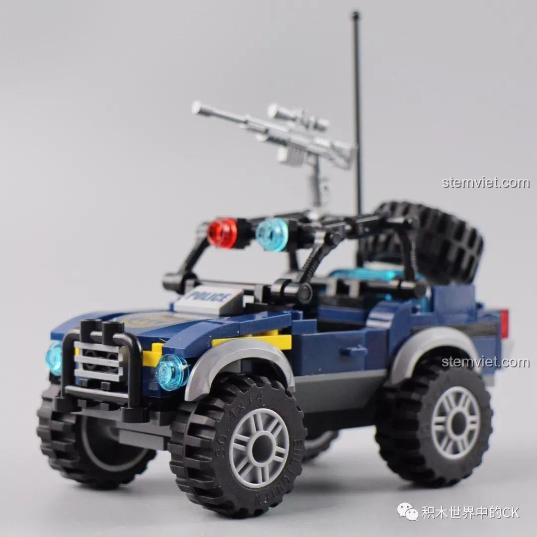 Chi tiết xe truy bắt gấu (mặt bên) trong bộ đồ chơi Cảnh sát Qman 1923