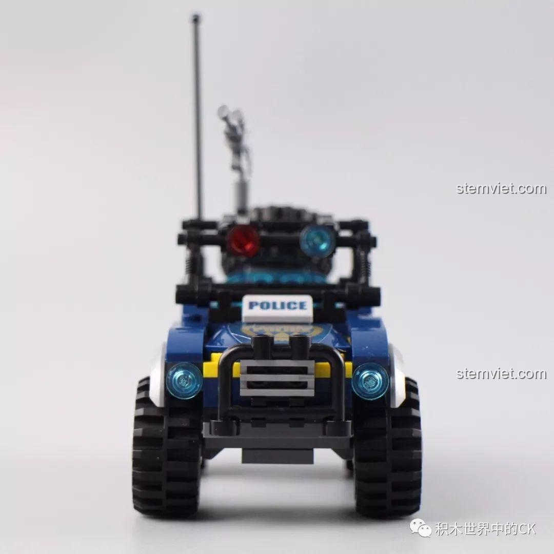 Chi tiết xe truy bắt gấu (mặt sau) trong bộ đồ chơi Cảnh sát Qman 1923