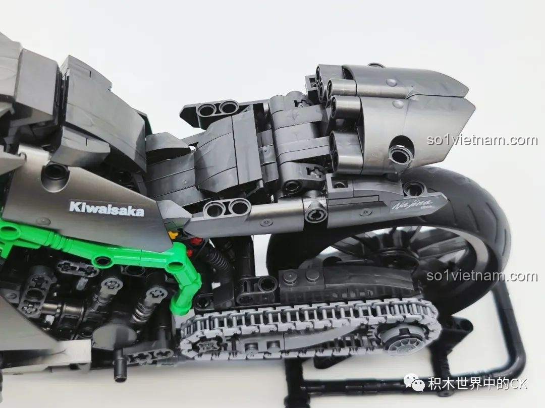 Chi tiết xích tải của bộ xếp hình Cỗ máy tốc độ Kawasaki Ninja H2R cho trẻ 6 tuổi, có thể chuyển động.