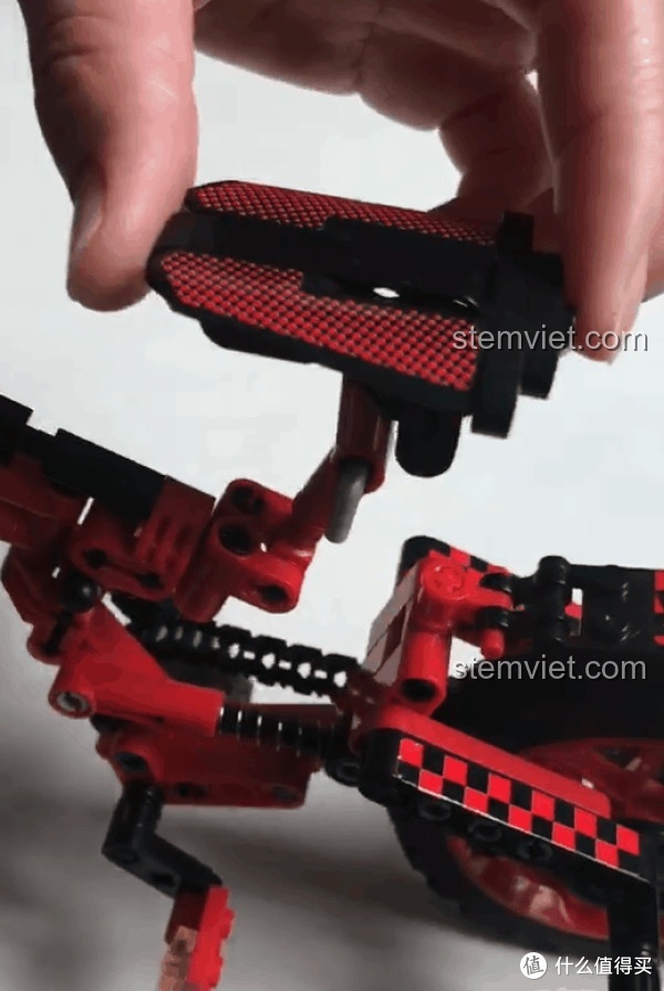 Cận cảnh chi tiết yên xe của mô hình Winner 7066, có thể điều chỉnh góc.