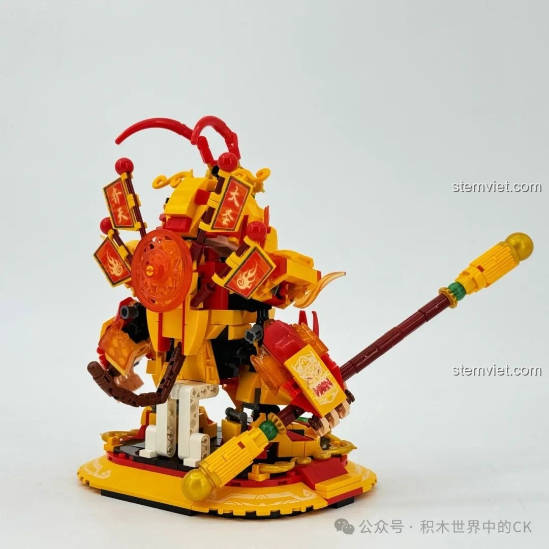 Cận cảnh khuôn mặt của mô hình Người Máy Gấu Trúc Anh Hùng Quan Vũ Zhe Gao 662026, với mặt nạ kinh kịch màu đỏ.