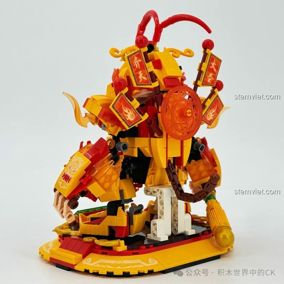 Chi tiết phần chân và giáp trụ của mô hình Người Máy Gấu Trúc Anh Hùng Tôn Ngộ Không Zhe Gao 662028, với họa tiết rồng lửa.