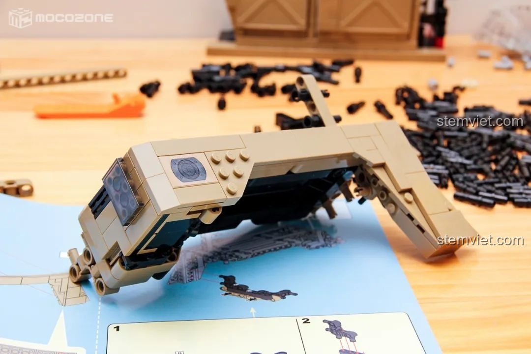 Chiếc Humvee H1 CaDA C61036 nhìn từ phía sau.