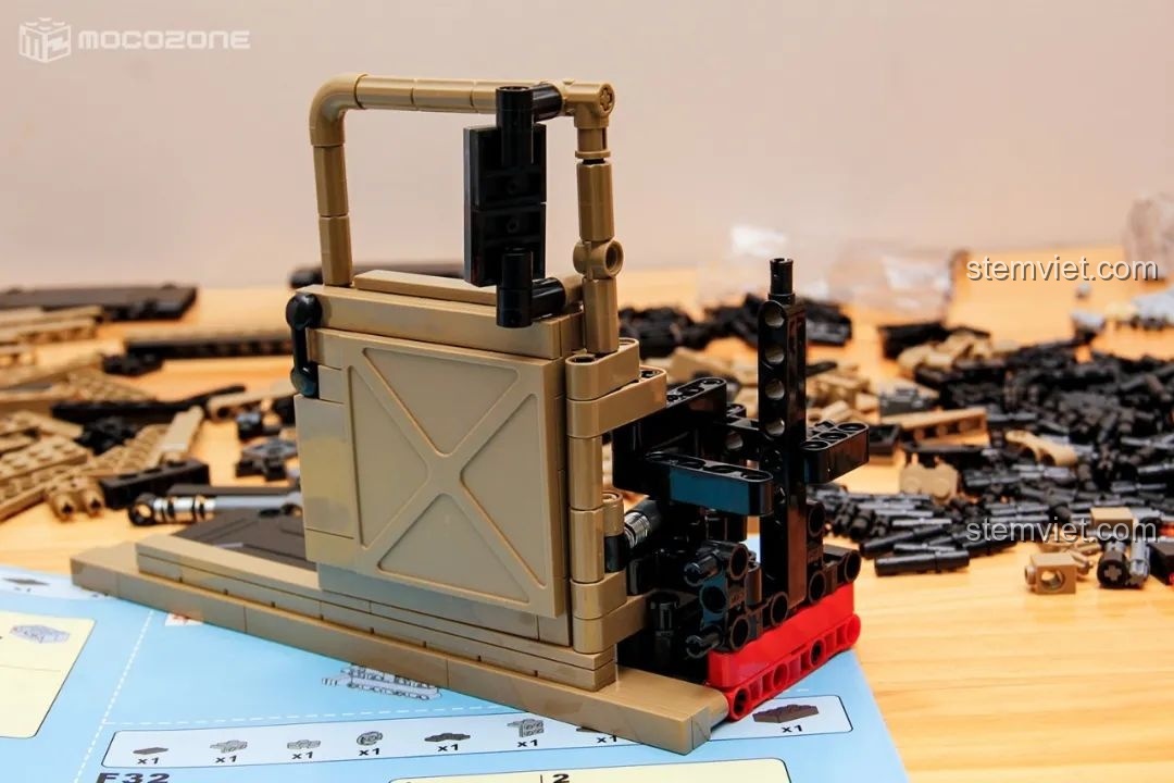 Chiếc Humvee H1 CaDA C61036 nhìn từ phía trước.